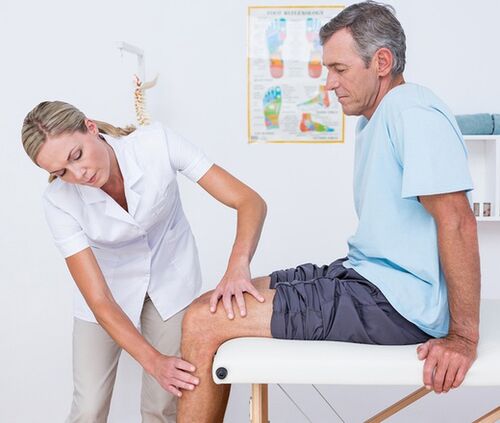 O médico realiza um exame visual e palpação do paciente com dor no joelho