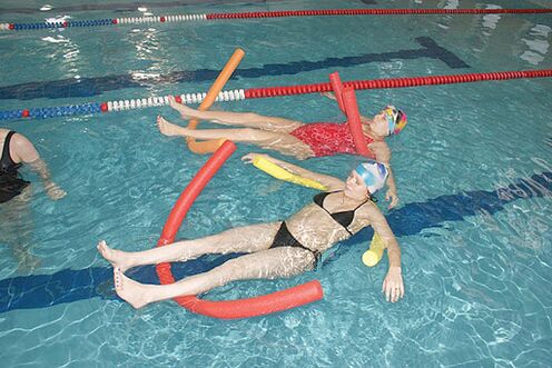 Para dores nas costas causadas por osteocondrose torácica, é necessário ir à piscina