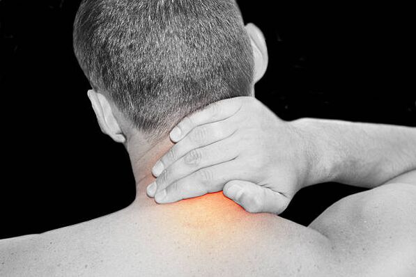 Osteocondrose da coluna cervical em um homem